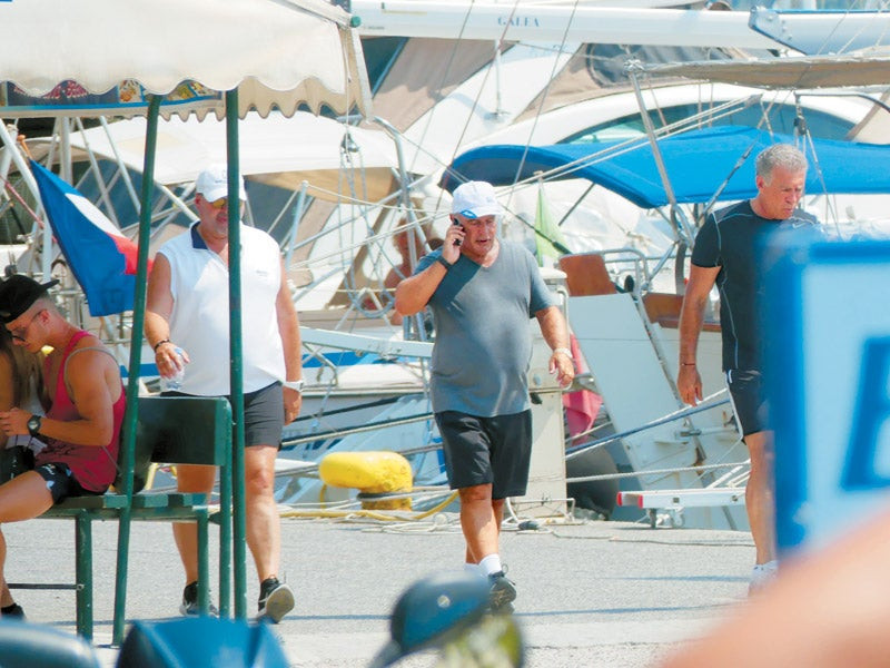 Ο εκκεντρικός κροίσος με τα 5,3 δισ. δολάρια περιουσία που απέλυσε 11.000 εργαζομένους, «τα σπάει» σε Μύκονο και Σκιάθο (εικόνες)